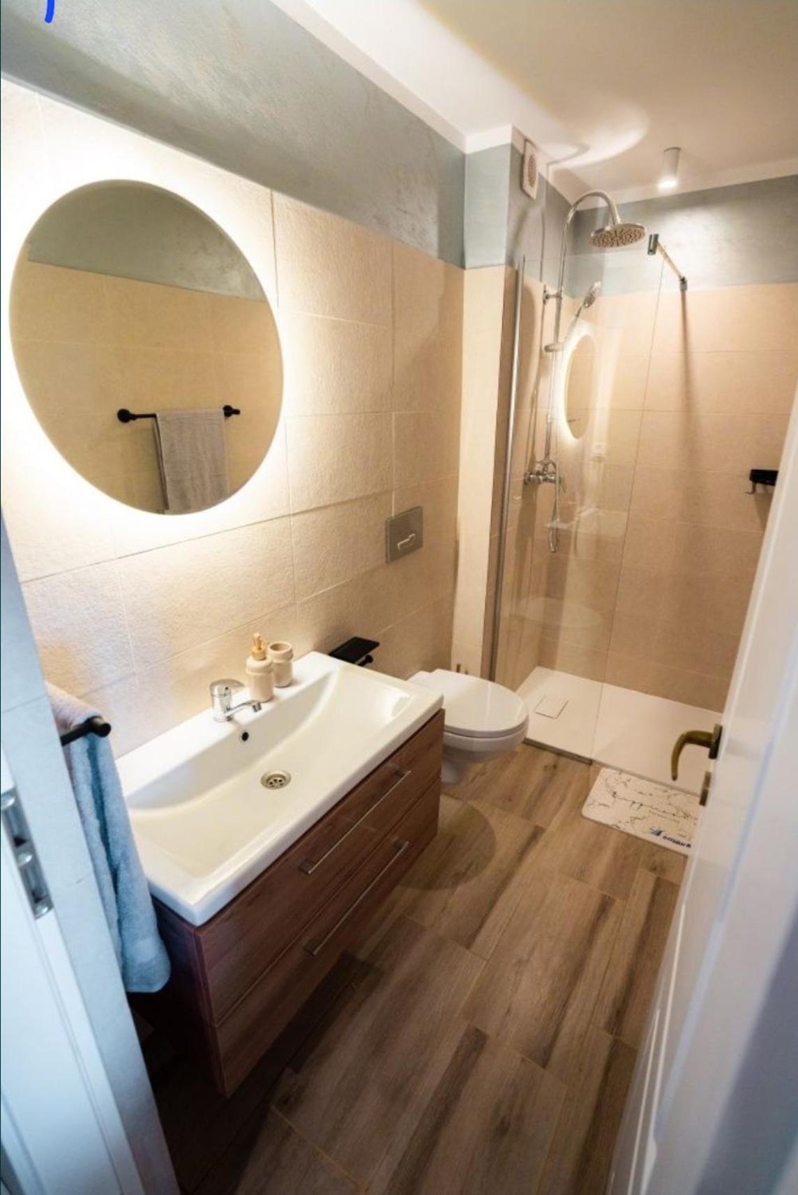 Studio 76 Apartment Onesti Luaran gambar